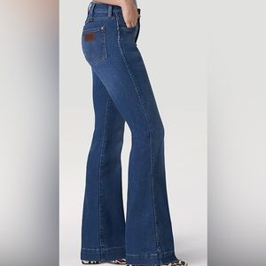 Wrangler retro trouser boot jeans, size 28x32 cute and stylish